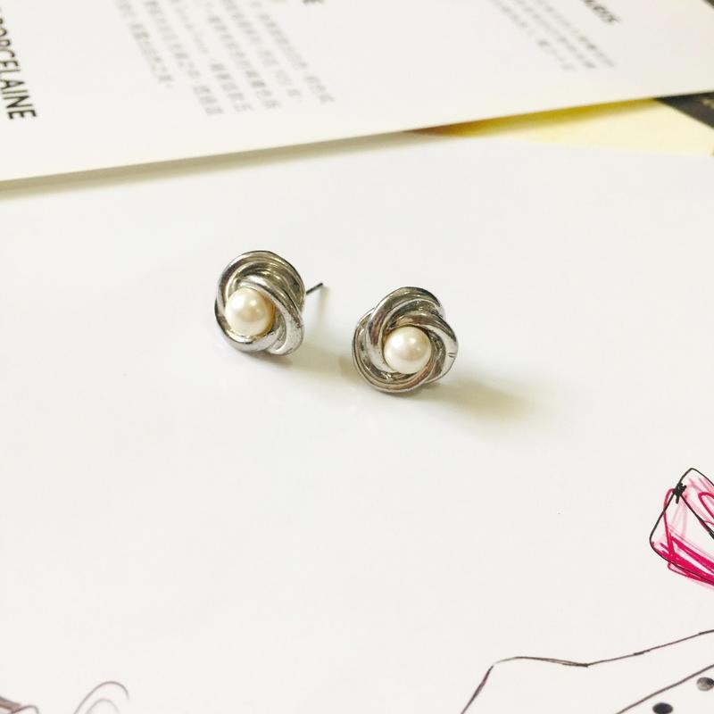 復古氣質白色珍珠花朵耳針耳環 造型配件/飾品