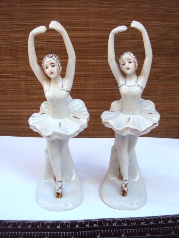 便宜的店---陶瓷娃娃---中小型法式芭蕾舞女孩,金邊彩繪,高度約20公分,兩個單賣-二手