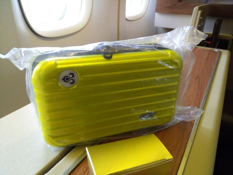《RIMOWA 泰國航空 Thai Airways 泰航頭等艙【黃綠色】全新未拆封化粧盥洗包 / 置物包 / 過夜包》