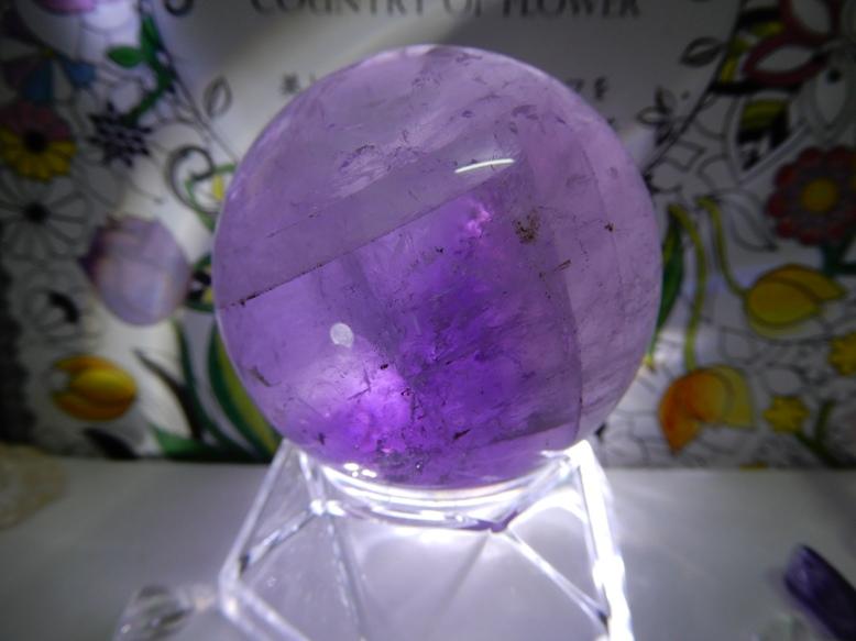 << 紫愛水晶 >> 金字塔型色帶～天然紫水晶球（贈底座）尺寸：直徑約47mm 內附室外無修飾照