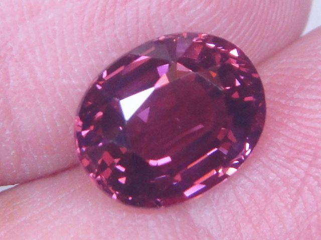 3.65ct天然無燒VVS橢圓形紫紅色馬拉亞石榴石- Malaya Garnet