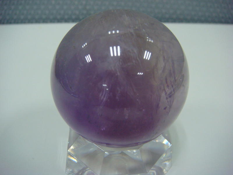 紫水晶球082(重133g,直徑46mm)附壓克力座
