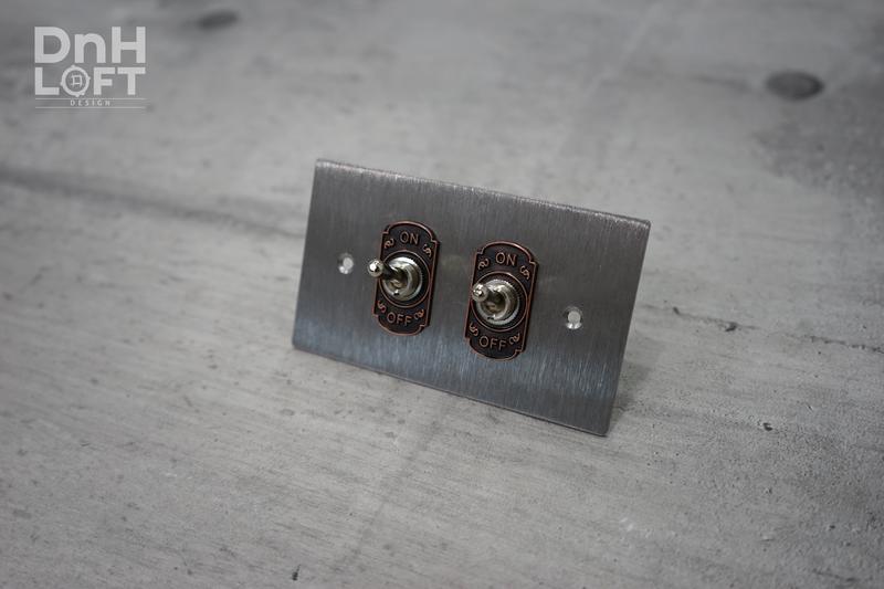 【DnH】電火 飾牌2開  美式開關 USB插座 不鏽鋼髮絲紋面板 工業風 復古風 設計款 咖啡廳 LOFT