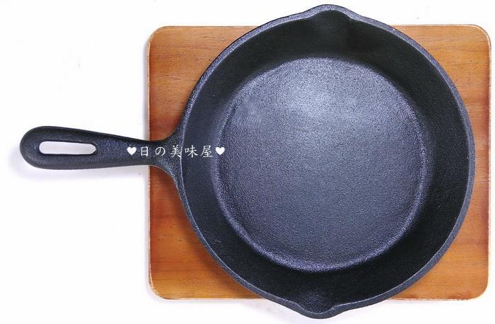 【日之美味屋】鑄鐵平底鍋(21cm) + 方型木墊 / 鑄鐵鍋 / 平底煎鍋 / 鑄鐵烤盤
