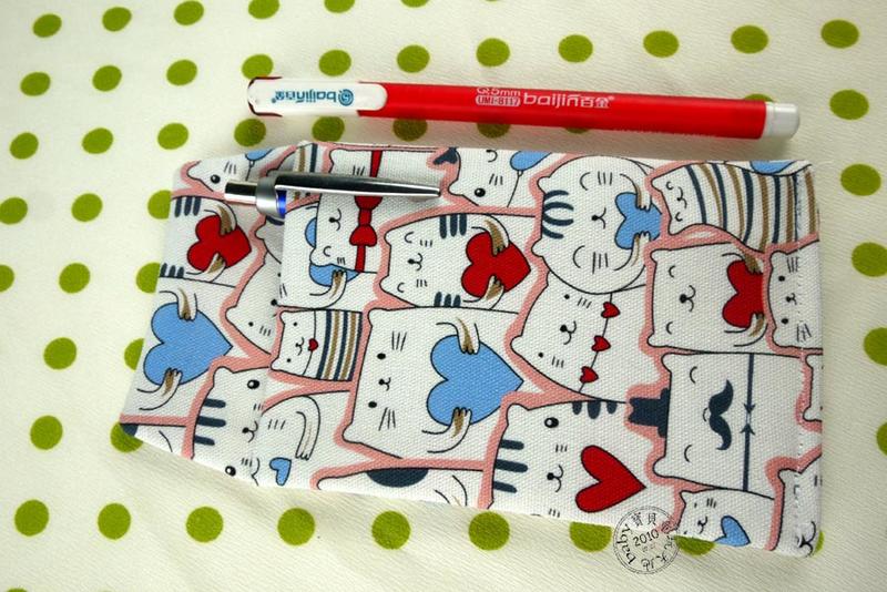 【寶貝童玩天地】【HO121-62】醫師袍口袋型筆袋 (無前蓋) -愛心貓 粉框