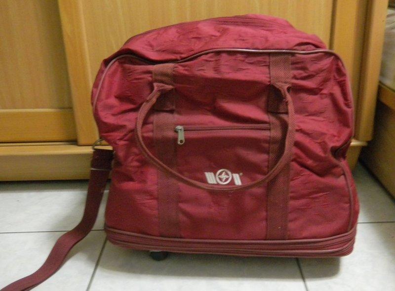 古早期－紅色行李箱袋－有把手底下有拉鍊可加高附輪－可做為收納棉被枕頭衣服的箱子袋子－700含運