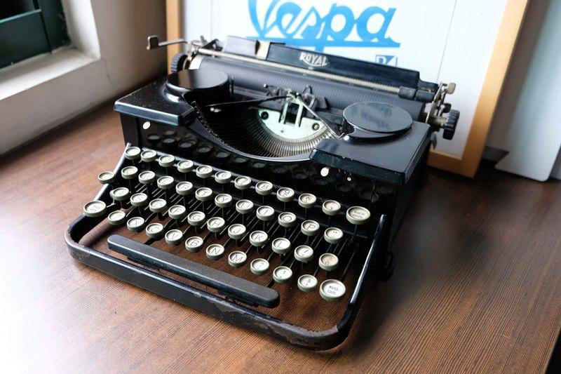 [驚嘆號!古道具] ROYAL TYPEWRITER 古董 打字機