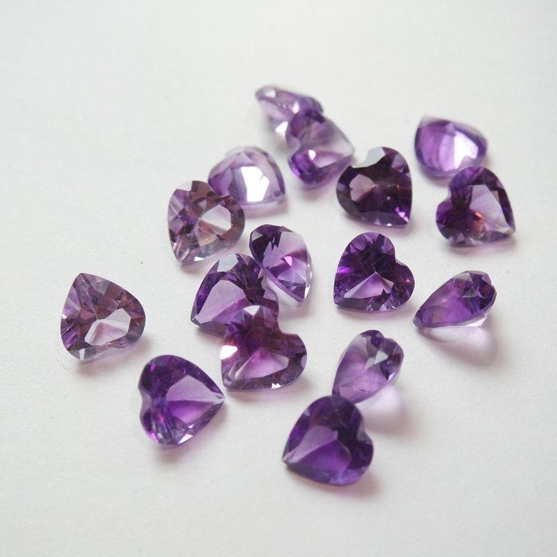 紫水晶愛心切面裸石(7x7mm) ~清理頂輪、智慧思緒清晰，活化腦部、覺知與直覺、陰陽平衡