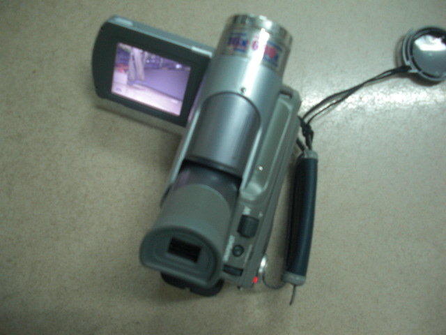 [三凌通訊].. JVC GR-D30N 實用型攝影機 小Mini DV帶  功能正常只要1000元。