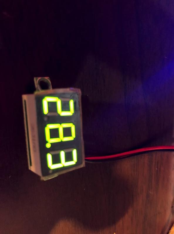 小型數字電壓表-綠色 兩線 機車 汽車 電動車 電瓶 電錶 電壓錶 降壓器 升壓器 太陽能 馬達 指示燈