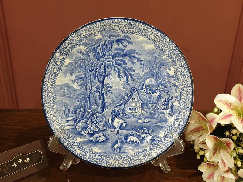 【卡卡頌 歐洲跳蚤市場/歐洲古董】英國老件 Fenton 藍白瓷  鄉間風情 裝飾盤(有孔 穿繩可掛) p1481