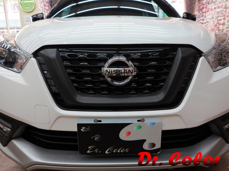 Dr. Color 玩色專業汽車包膜 Nissan Kicks 黑carbon / 髮絲黑_水箱護罩 / 後蓋鍍鉻