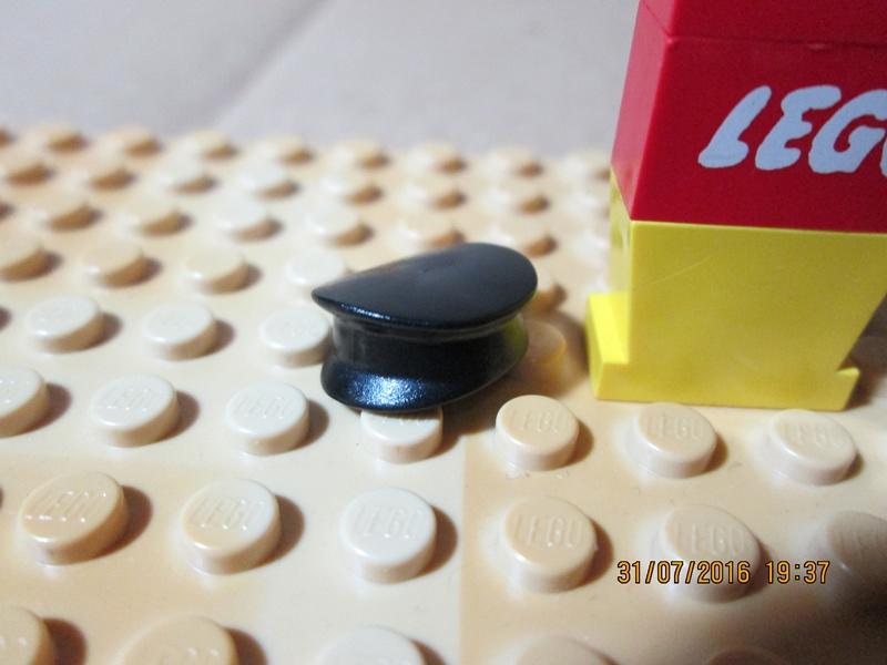 樂高 LEGO 黑平帽 中古品 如圖