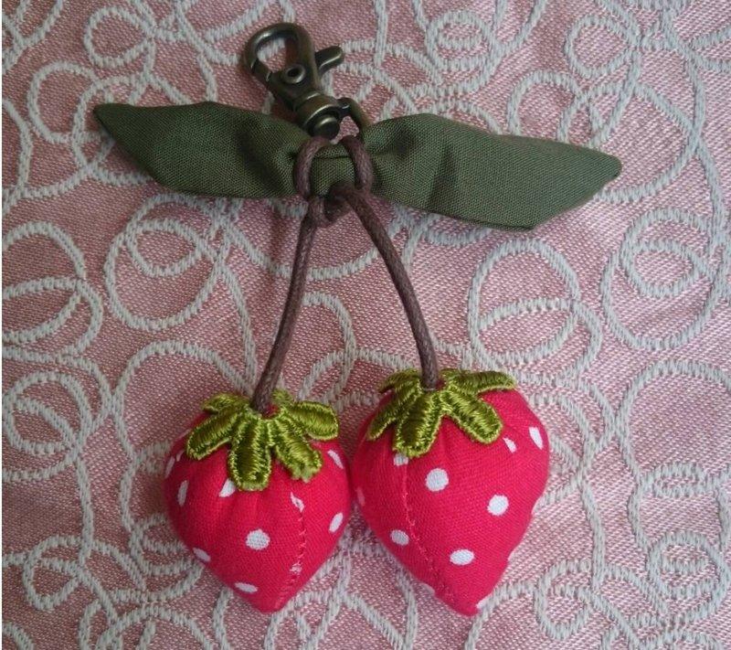 手工縫製　草莓吊飾　髮飾 髮束　鑰匙圈　零錢包　生日禮物　結婚禮物（現貨　預購 訂製品）