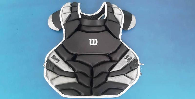 ((綠野運動廠))最新款WILSON職業等級成人硬式棒球用捕手護胸15"耐用鐵扣式,內裡透氣穿戴舒適保護佳~優惠促銷~