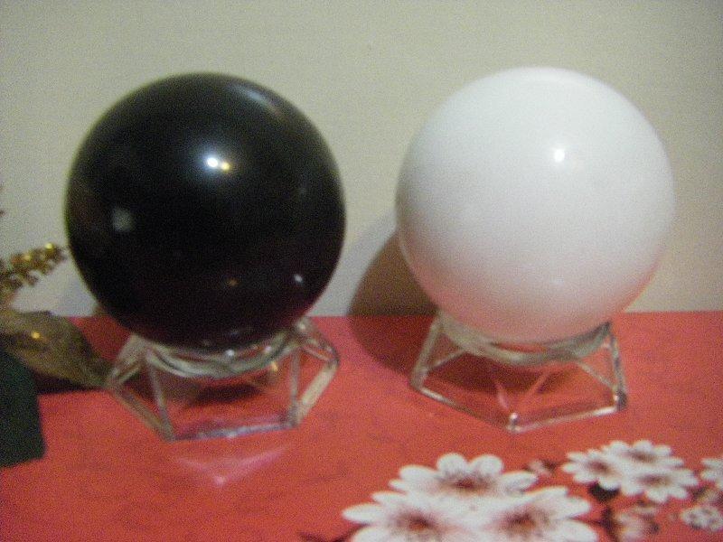 稀有大顆 黑白雙星 風水球擺件 一標2個 ~~ 天然黑曜岩 黑曜石風水球 ~~ 漢白玉 羊脂白玉石風水球 附底座T10