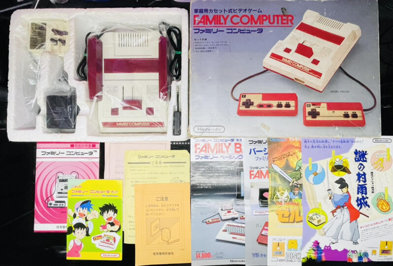 (現貨一台可直接下標）日本原裝任天堂紅白機1983年最初版方塊按鈕版本，說書漫畫完整含三色單四廣告單，功能正常
