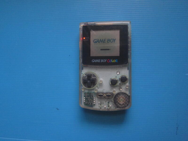 Game Boy COLOR     主機一部. . 銀幕淡化故便宜賣如圖  操作功能良好
