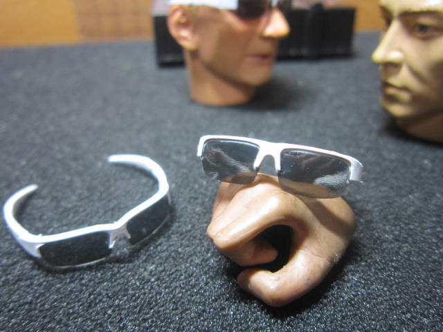RQ3休閒部門 ES潮流款1/6超帥白框太陽眼鏡一副(灰色墨鏡片) mini模型