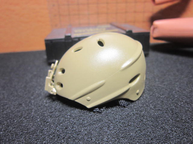LJ1沙漠部門 傘兵盔1/6帥氣沙色洞洞安全帽一頂(快扣盔帶) mini模型 LT:0896