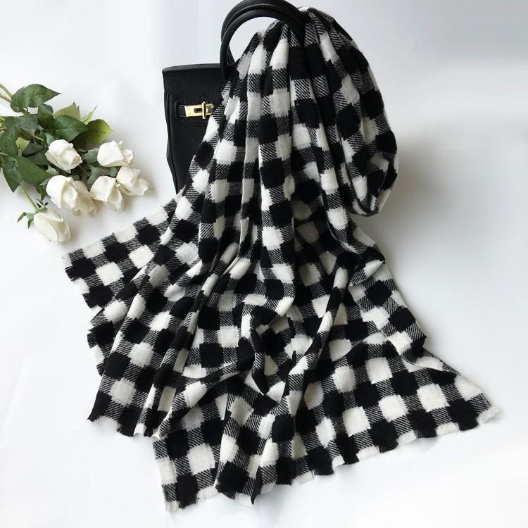 款式獨特 小眾風格 歐美時尚冬季保暖 羊絨羊毛鏤空黑白格子圍巾 女