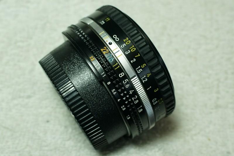 日本國內版：Nikon [ Nikkor 50mm F1.8 大光圈標準鏡頭 ]。（日本版 AIS 版 餅乾鏡 FM2