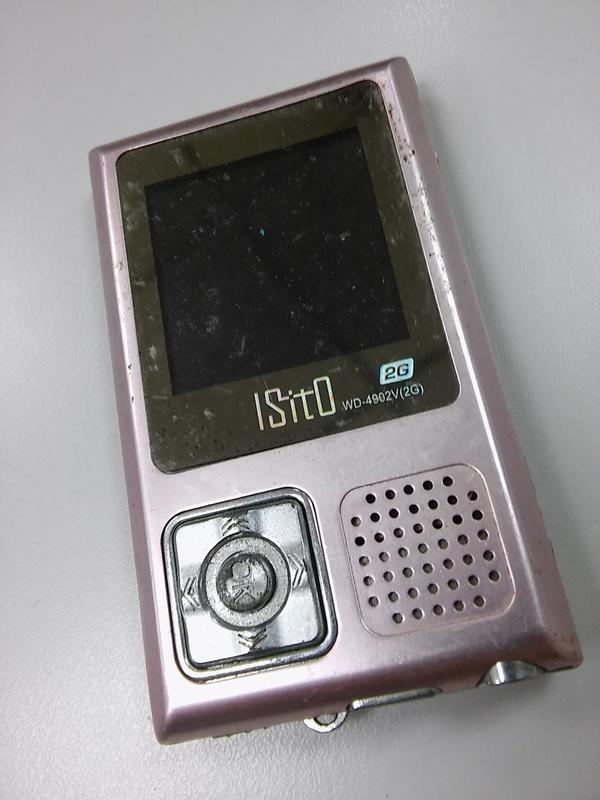 ISITO WD4902V MP3/內建2GB/表面有許多踫撞摩擦使用痕跡 (故障品隨便賣，不保固，售出後，不接受退貨。