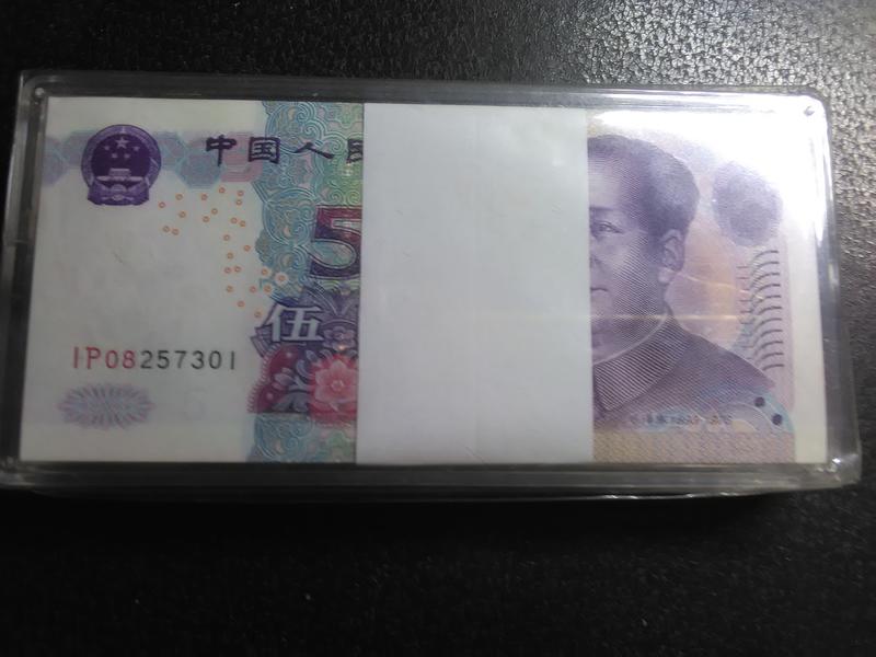 (☆約克夏☆)中國人民銀行第五版2005年伍圓055-2一刀數字螢光版，半數字冠100張連號，有收藏盒如圖。