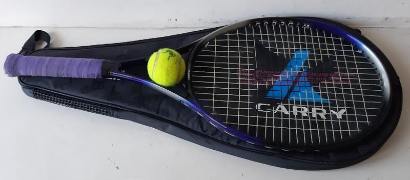 少用很新的Kennex碳纖維網球拍大拍面110Sq輕重量,265克)2號握把4 1/4適合初.中級附球及拍袋