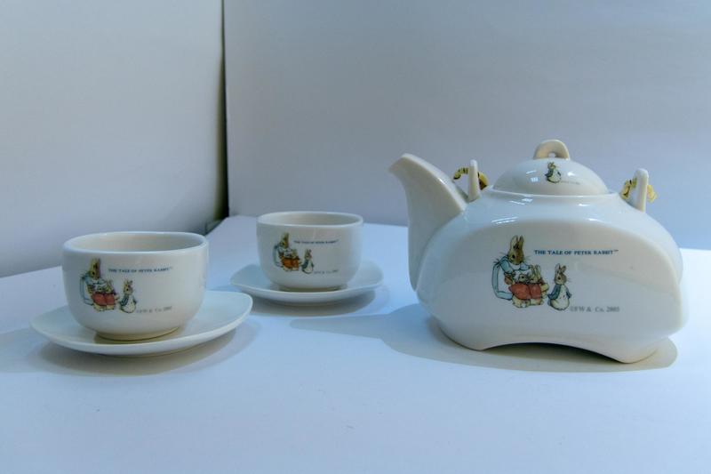 001【私人寄賣】全新彼得兔陶瓷茶具組(含茶壺、茶杯、盤子)