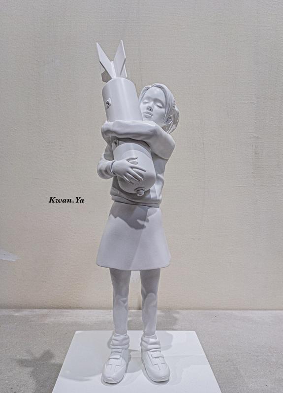 Banksy BombHugger 炸彈女 擲花者 氣球女 MedicomToy SYNC 當代藝術 公仔 kaws