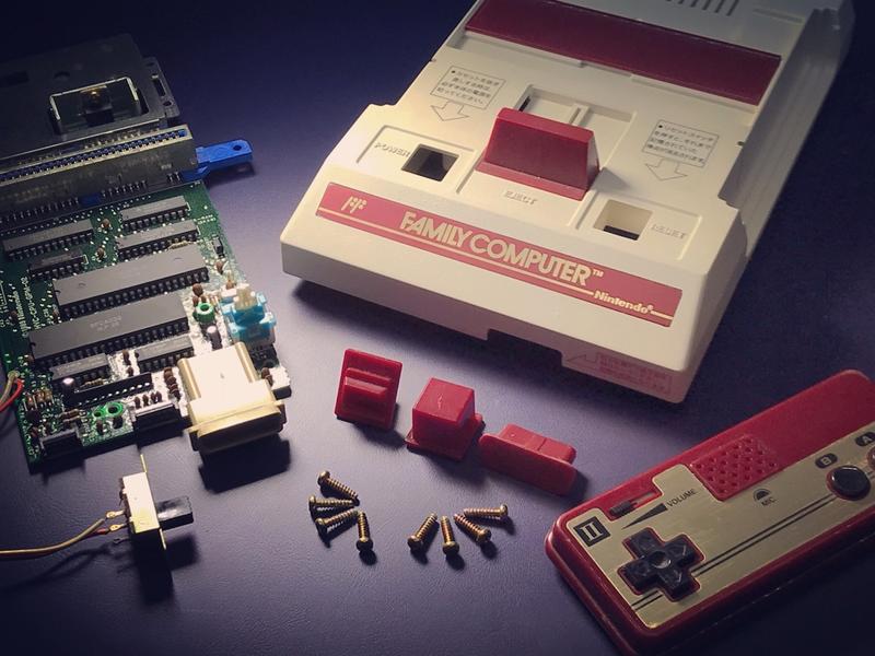 「華泰行懷舊電玩」日本原裝任天堂紅白機，1983年製今年剛好發行40週年，已搭載不破壞外殼的AV輸出全機內外翻新完成