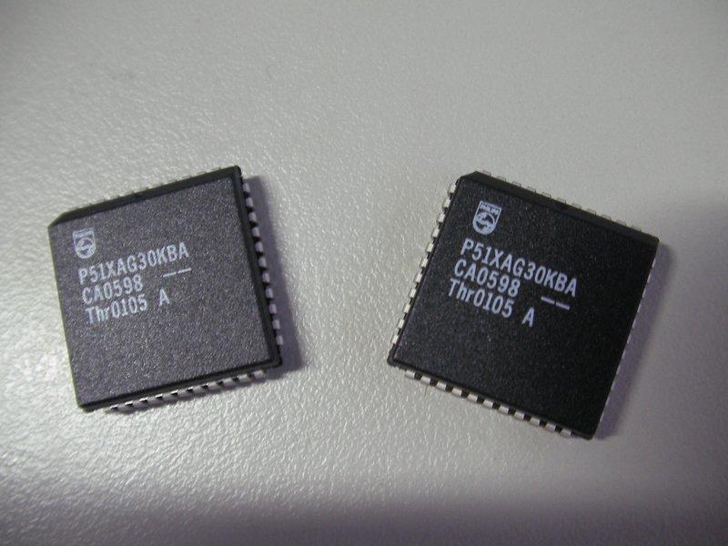 Philips  P51XA 16-bit microcontroller family 32K/512 OTP/ROM/ROMless / watchdog / 2 UARTs 8051相容