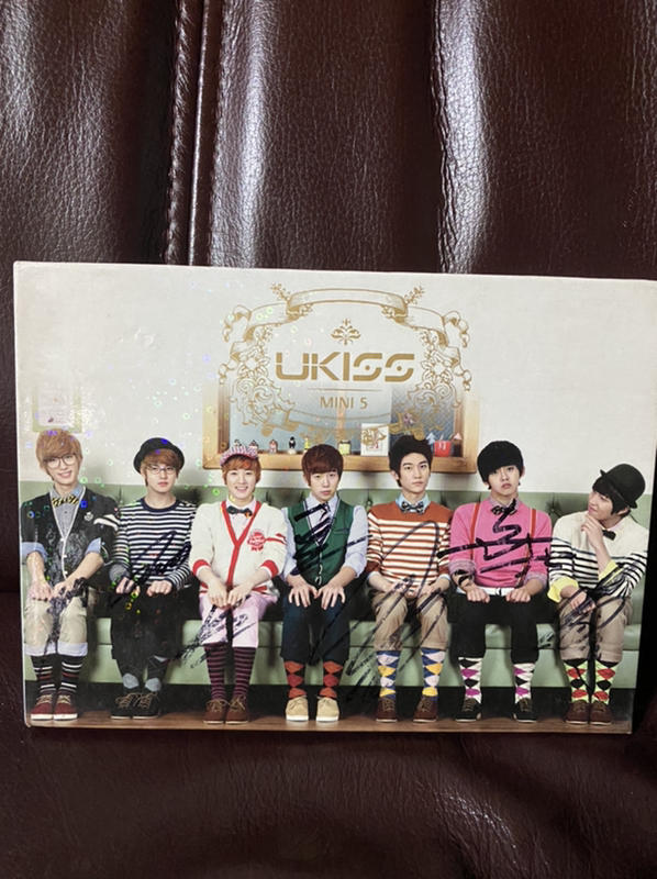 韓國男團體UKISS 親筆簽名有點糊 CD九成新