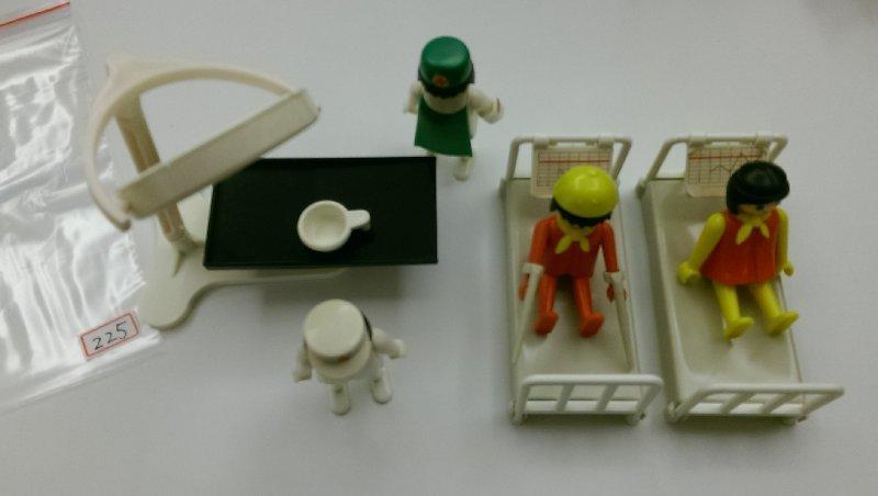 《樂摩比》Playmobil D225 1976年發行老摩病房醫師手術袍有一道裂痕詳圖3 摩比人偶醫生護士二手出清!