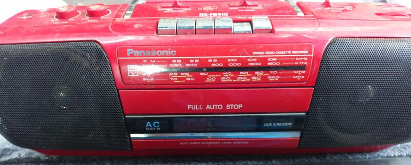 二手市面稀少復古紅色Panasonic RX-FS410 手提收錄音機(初步測試可以收FM卡帶故障 當收藏/裝飾品)