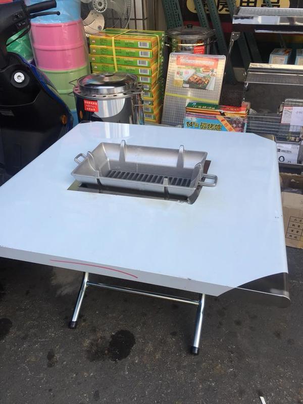 台灣製造不鏽鋼可折疊白鐵中空烤肉桌(附贈鑄鐵烤肉爐網組)一套2800元 露營桌 膠膜可撕掉