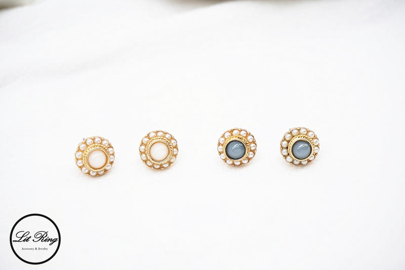 【Lit Ring】小圓形珍珠滾邊寶石耳環│ 金色 藍色 鏤空 麻花 雕花 耳針 耳飾 夾式耳環 耳夾 耳環 飾品 首飾