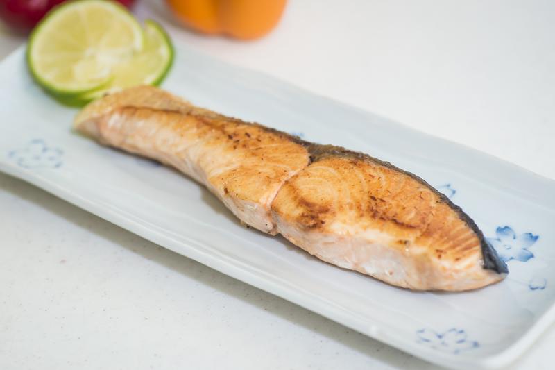 鮭魚片，適合小家庭用! 產地: 智利! 可烤可煎，方便又營養!