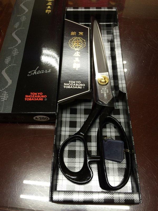 日本 庄三郎 11吋 裁縫剪刀(黑柄) A-280 新輝針車有限公司