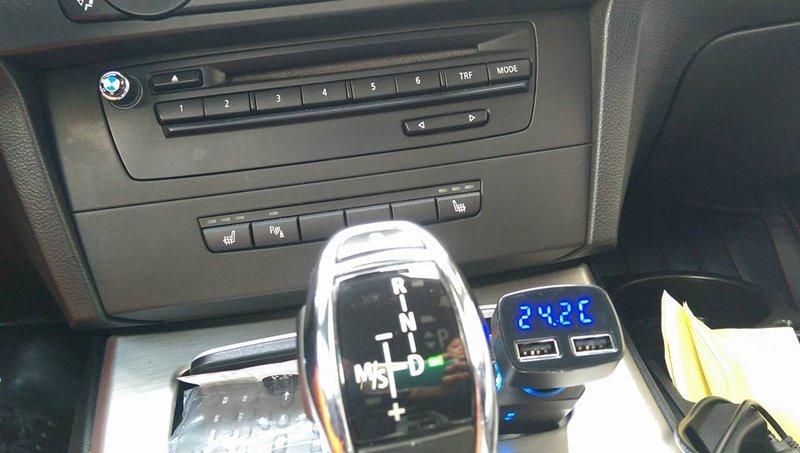 車用USB充電器 logo的一個450.顯示電壓電流溫度顯示的一個400