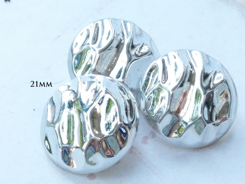 DAda緞帶‧I30091-21mm(34L)超亮銀凹凸面個性鈕扣1個$7