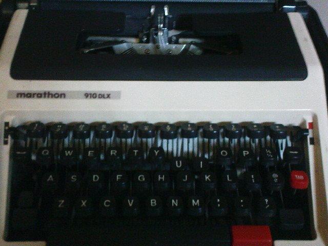 二手 marathon 910 dlx 古董打字機~~功能正常保存良好~~~~塑膠外盒有些裂縫及老舊~~