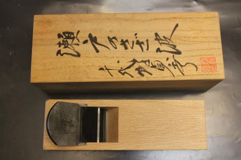 已售出(獨品舖)(瀨戶之小波)(木盒裝) 二代目 千代鶴貞秀 作  72mm 日本超特級刀 木工鉋刀 刨刀