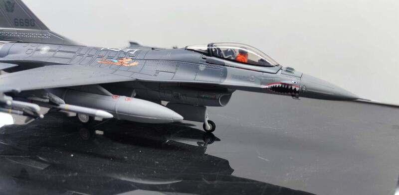 崇武---CWI】ALB 1/72 ROCAF F-16A 6690 飛虎隊紀念塗裝引擎可拆附AGM 