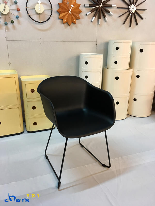 【挑椅子】北歐現代簡約 有扶手 塑料椅 塑膠椅 餐椅 書桌椅 (復刻品) 580-1 黑色