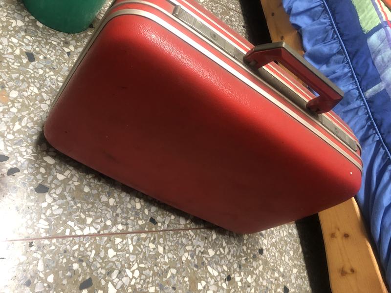 古早紅色行李箱