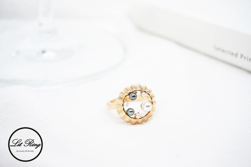 【Lit Ring】cheers瓶蓋雙色珍珠戒指│金色 鏤空 雕花 花邊 圓圈 邊框 鑲嵌 小珍珠 戒指 飾品 首飾