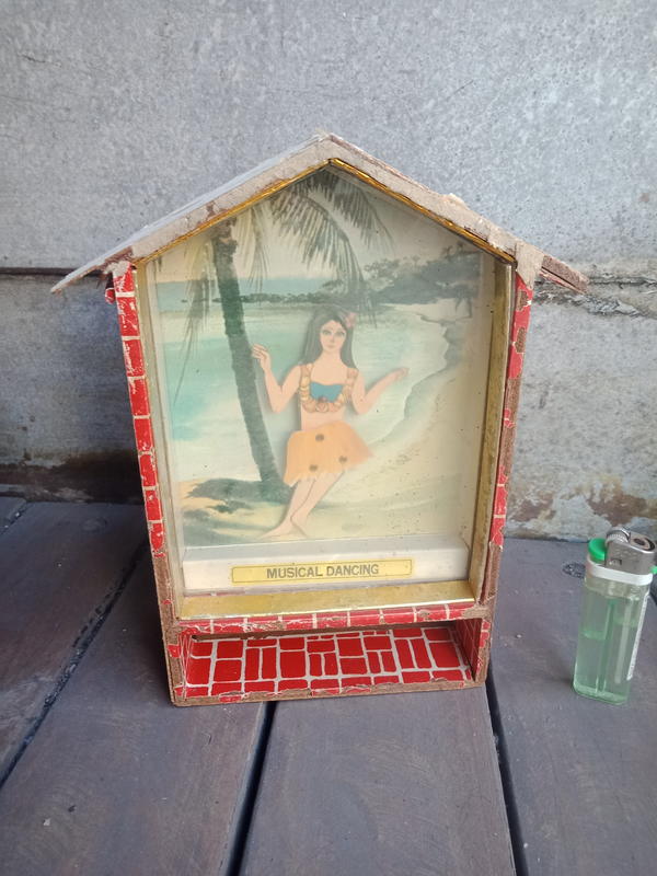 老手藝夏威夷跳舞女郎音樂盒。