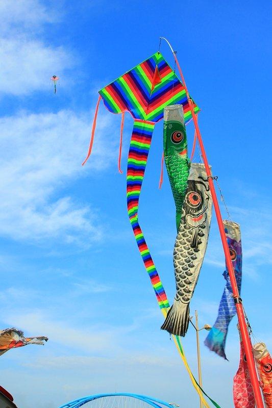 【風箏小舖】特大 彩虹 風箏 經典款式-玻璃纖維 骨架 平紋布 造型風箏